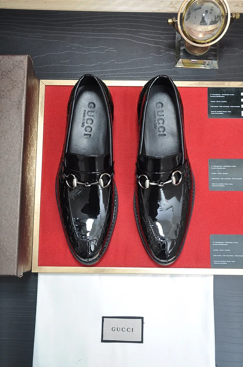 Men's shoes💰460💶Italy's top luxury men's shoe giant [GUCCI] has arrived in new style🍃Original European style🔰 Pleasant to the eye😍In order to make the shoes more durable and non-deformable🌀The production continues to follow traditional methods but there is still no lack of innovation💪The original sheepskin is chosen for the leather♻Smooth, natural and extra bright⭐Made of imported cowhide, the first choice of the rich 38-45 (45 customized)